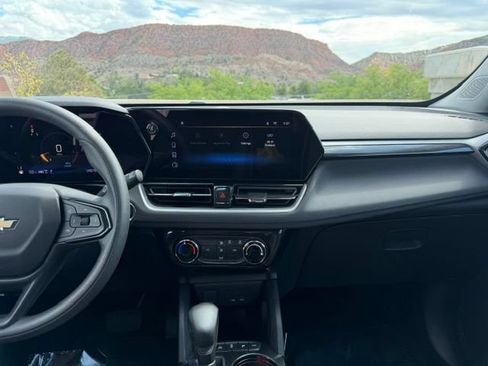 Used 2025 Chevrolet TrailBlazer LT AWD/4WD image 14