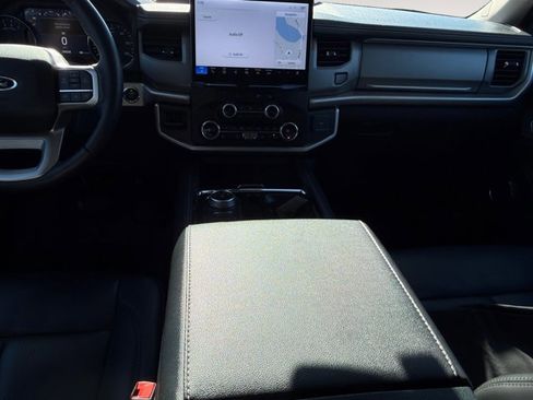 Used 2022 Ford Expedition XLT image 15