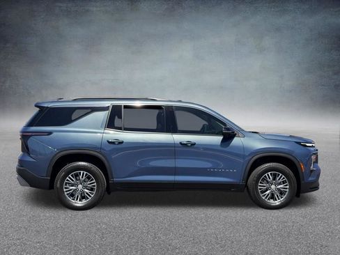 Used 2024 Chevrolet Traverse LT w/ Trailering Package FWD image 3
