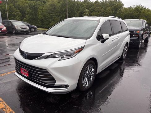Used 2022 Toyota Sienna Platinum FWD image 1