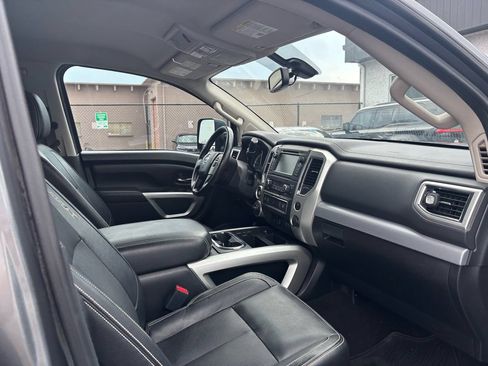 Used 2019 Nissan Titan PRO-4X w/ Pro-4x Convenience Package AWD/4WD image 11