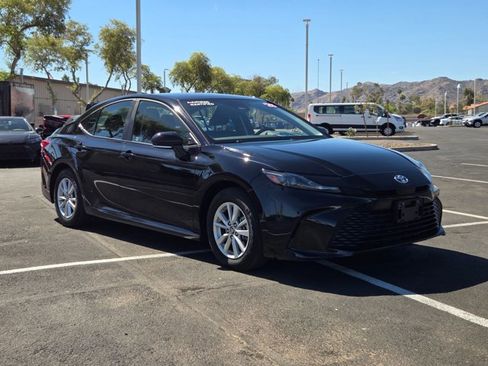 Used 2025 Toyota Camry LE image 3