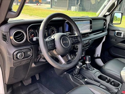 Used 2025 Jeep Gladiator Sport AWD/4WD image 15