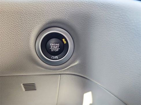 Used 2024 Chrysler Pacifica Touring-L image 18