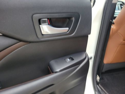 Used 2018 Toyota Highlander Limited Platinum FWD image 18