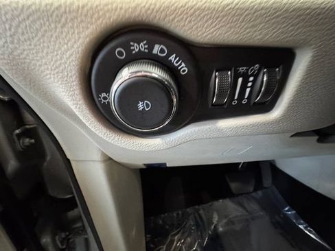 Used 2024 Chrysler Pacifica Touring-L FWD image 24