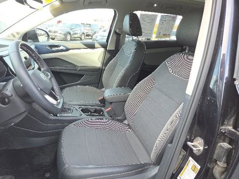 Used 2023 Volkswagen Taos SE w/ Panoramic Sunroof Package FWD image 10