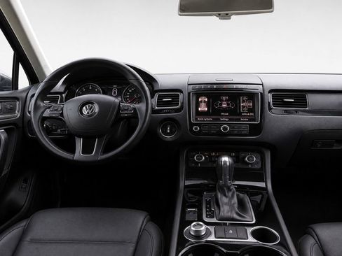 Used 2016 Volkswagen Touareg Sport AWD/4WD image 28