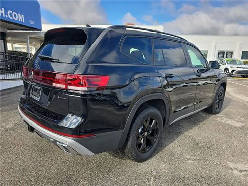 New 2026 Volkswagen Atlas Peak Edition image 3