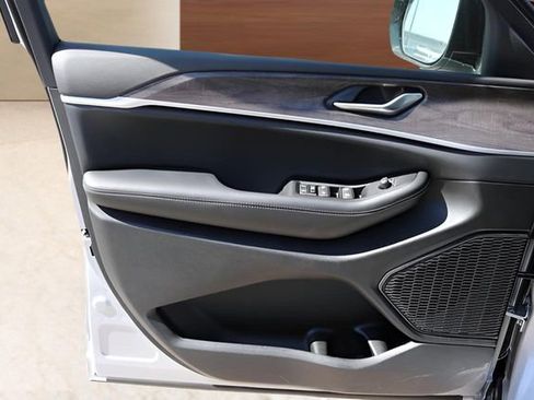 New 2026 Jeep Grand Cherokee Altitude image 10