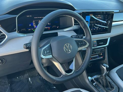 New 2026 Volkswagen Taos SE image 10