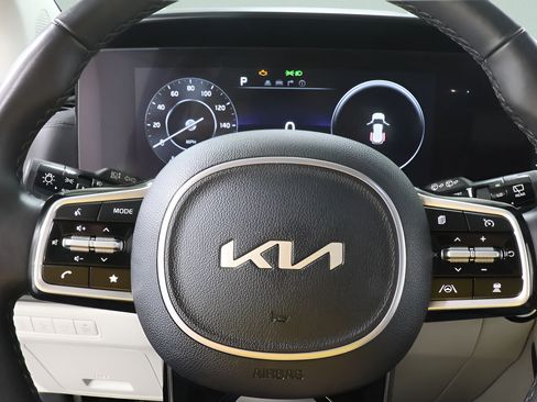 Used 2024 Kia Carnival FWD image 13