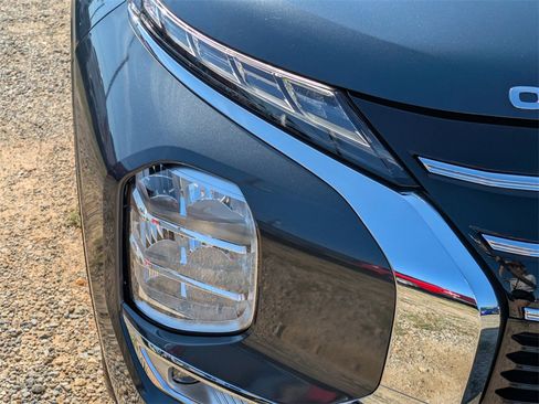 New 2025 Mitsubishi Outlander SE image 9