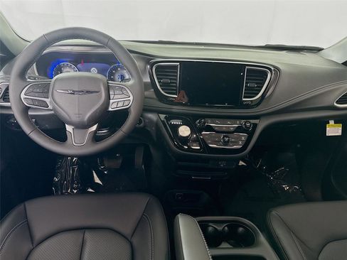 New 2026 Chrysler Pacifica Select image 2