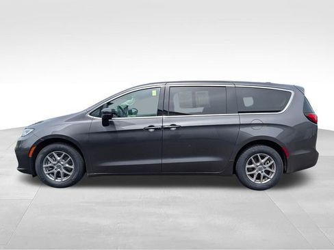 Used 2023 Chrysler Pacifica Touring-L FWD image 4