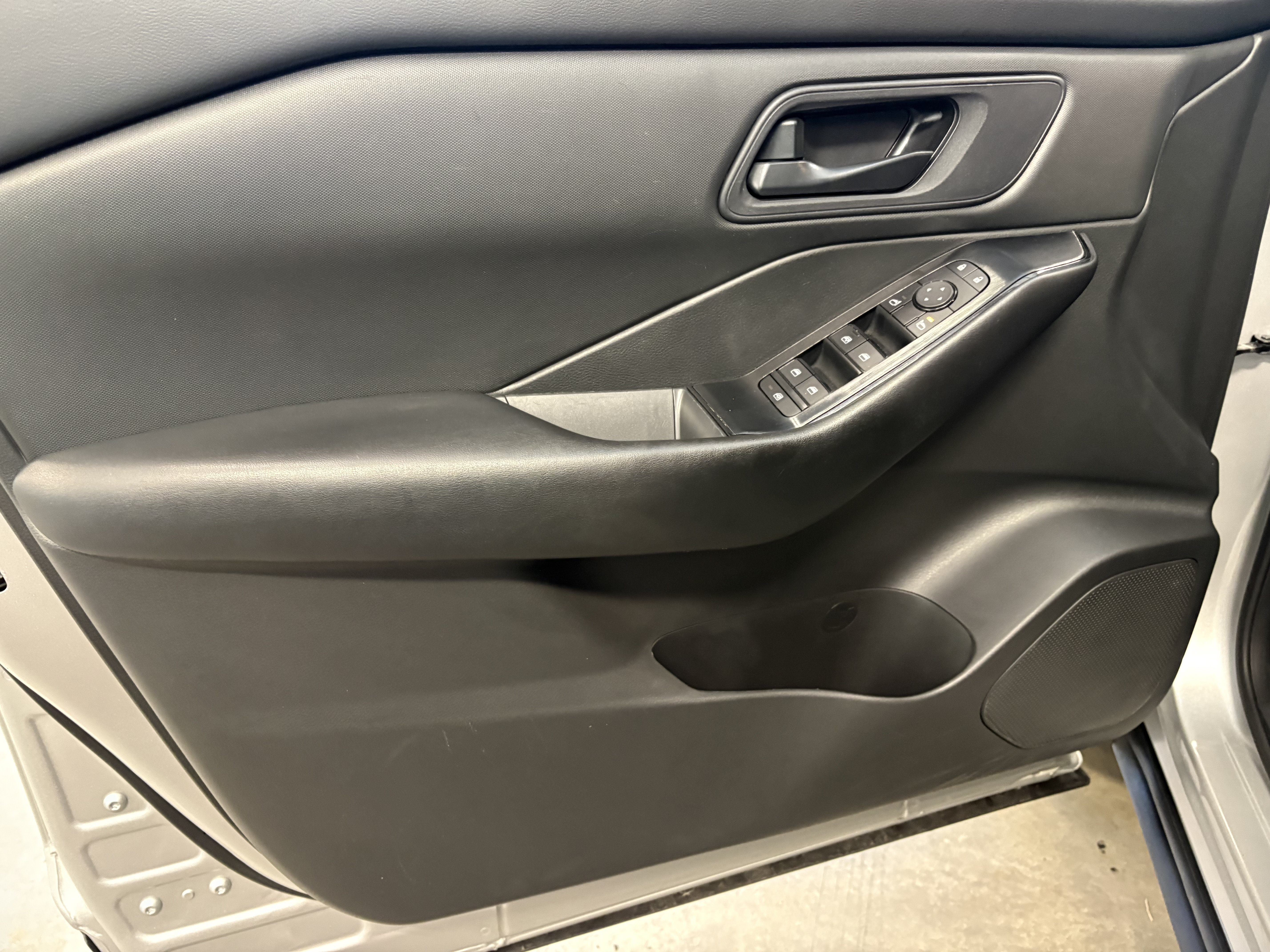 Used 2024 Nissan Rogue S AWD/4WD image 7