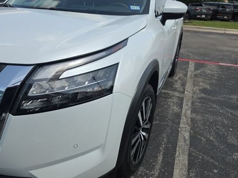 Used 2025 Nissan Pathfinder Platinum FWD image 2
