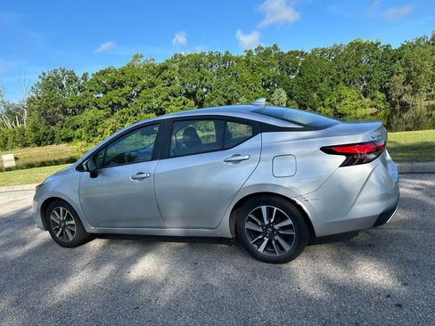 Used 2021 Nissan Versa SV image 3