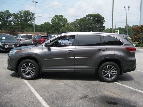 Used 2017 Toyota Highlander XLE AWD/4WD image 4