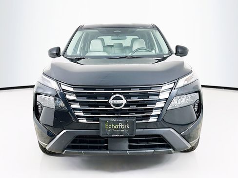 Used 2025 Nissan Rogue SV image 2