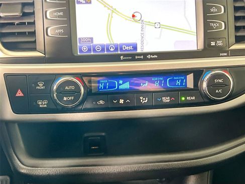 Used 2019 Toyota Highlander SE image 17