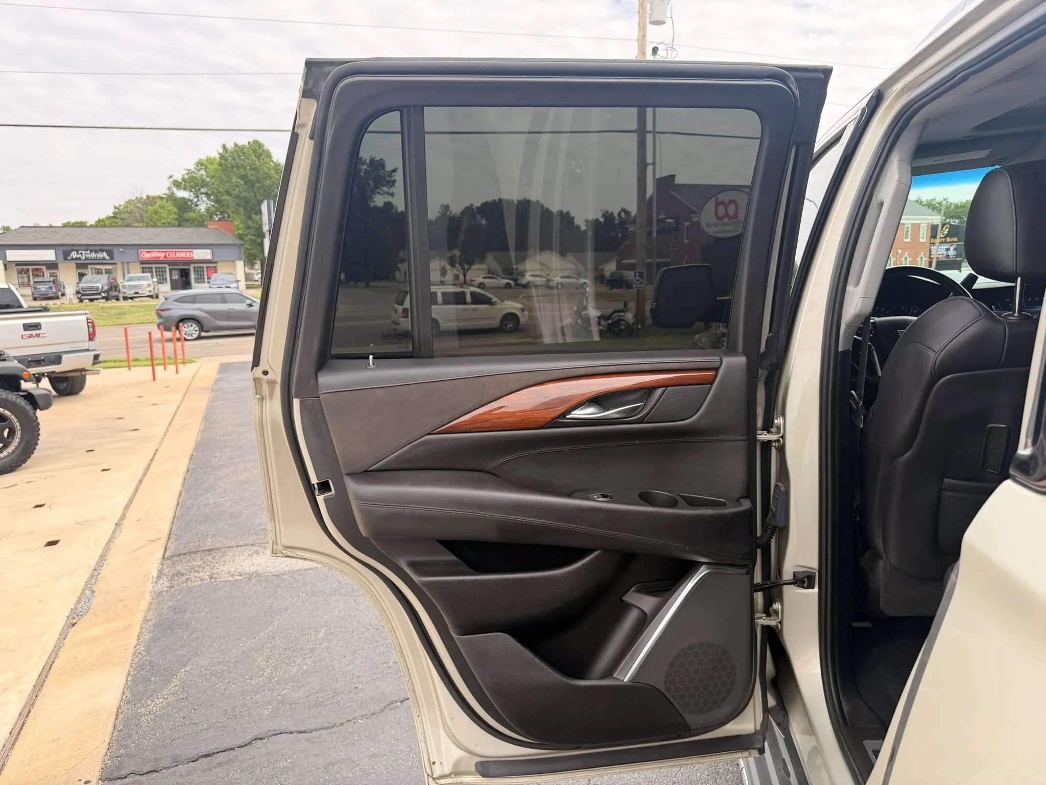 Used 2016 Cadillac Escalade Luxury AWD/4WD image 26