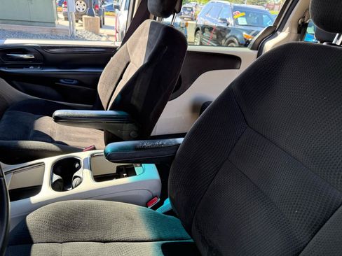 Used 2018 Dodge Grand Caravan SXT FWD image 18