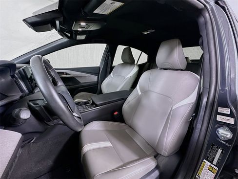 Used 2025 Toyota Camry SE w/ Convenience Package image 15