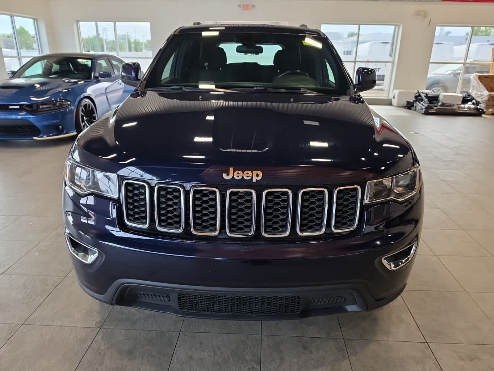 Used 2018 Jeep Grand Cherokee Laredo AWD/4WD image 2