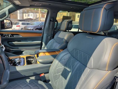 Certified 2024 Jeep Grand Wagoneer Series III w/ HD Trailer Tow Package AWD/4WD image 18
