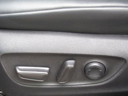 Used 2024 Toyota Highlander XLE AWD/4WD image 12