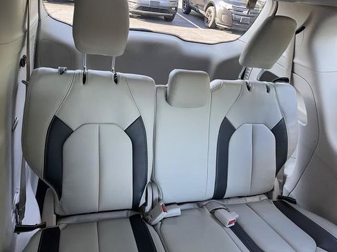 Used 2017 Chrysler Pacifica LX FWD image 18