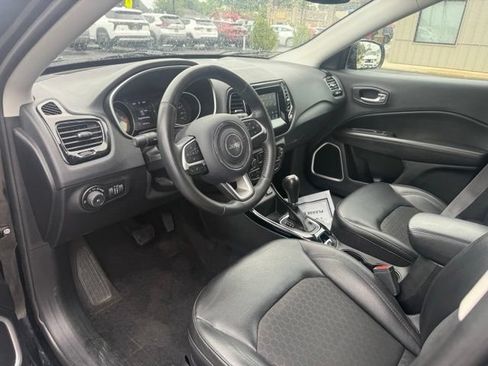 Used 2019 Jeep Compass Latitude FWD image 11