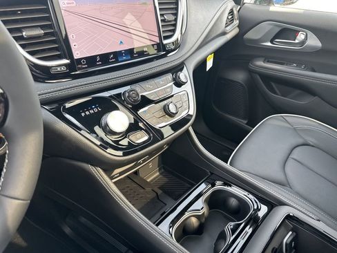 New 2026 Chrysler Pacifica Limited w/ Uconnect Theater Family Group image 75