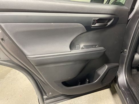 Used 2024 Toyota Highlander XLE image 19