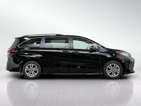 Used 2023 Toyota Sienna XSE AWD/4WD image 6
