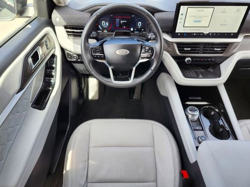 Certified 2025 Ford Explorer Platinum w/ LUX Leather Package image 13