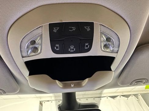 Used 2023 Chrysler Pacifica Touring-L FWD image 13