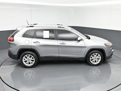 Used 2017 Jeep Cherokee Latitude w/ Cold Weather Group FWD image 24