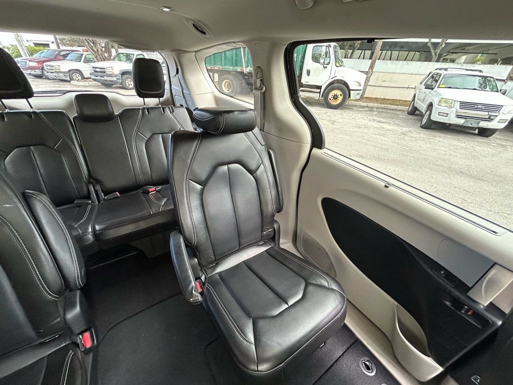 Used 2023 Chrysler Pacifica Touring-L FWD image 15