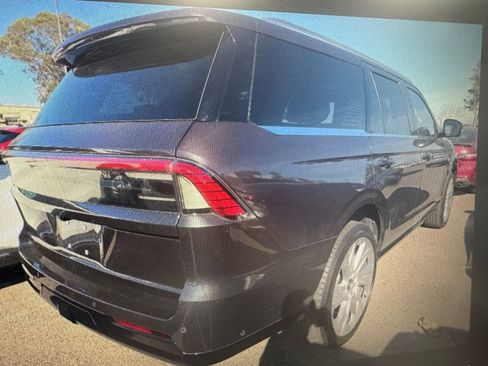 Used 2025 Lincoln Navigator Reserve image 2
