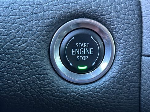Used 2024 GMC Yukon XL Denali AWD/4WD image 28