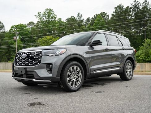 Used 2025 Ford Explorer Platinum AWD/4WD image 3