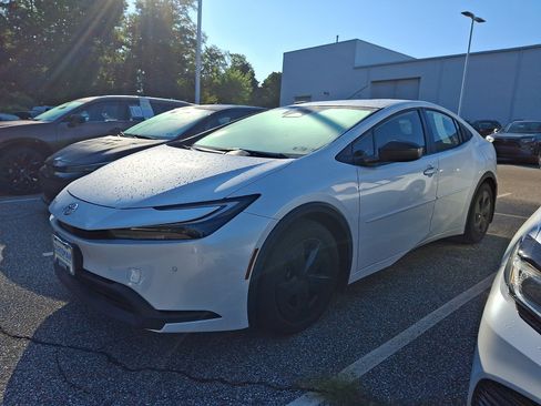 Used 2023 Toyota Prius LE FWD image 2