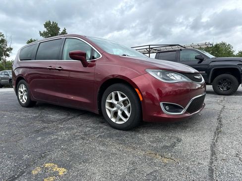 Used 2018 Chrysler Pacifica Touring Plus w/ Tire & Wheel Group FWD image 3