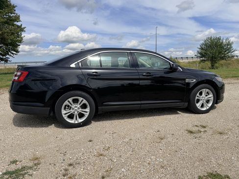Used 2016 Ford Taurus SEL FWD image 3