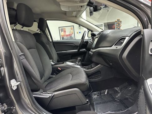 Used 2019 Dodge Journey SE w/ Premium Group image 19