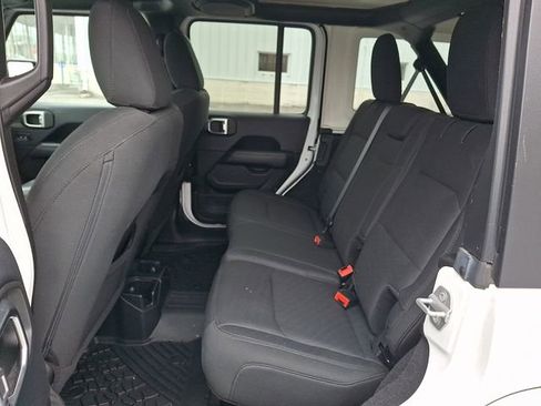 Used 2018 Jeep Wrangler Unlimited Sahara image 10