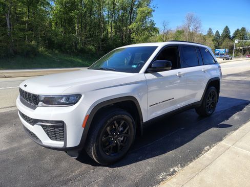 New 2026 Jeep Grand Cherokee Altitude AWD/4WD image 6