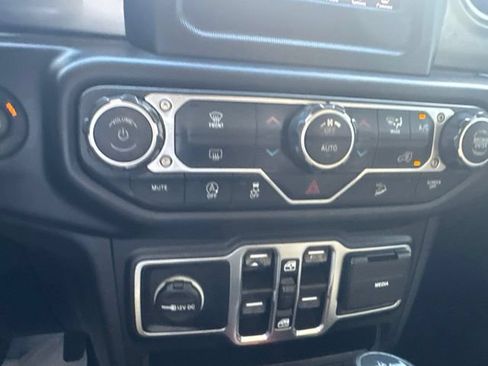 Used 2019 Jeep Wrangler Unlimited Sahara AWD/4WD image 19